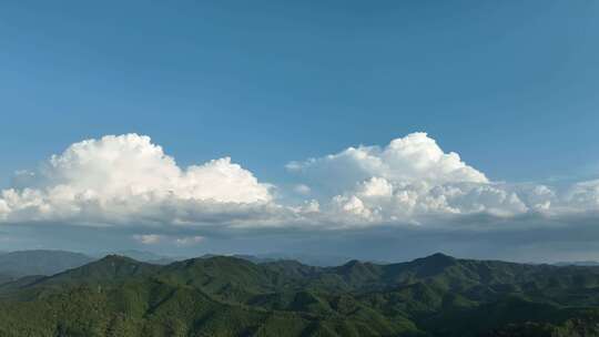 森林航拍山峰云朵山脉原始森林蓝天白云风景