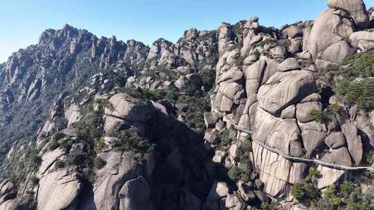 壮观的岩石山峰与辽阔的山脉景观