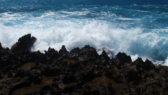 海浪打碎危险的岩石海上风暴概念阳光明媚的白天海景毁灭性和