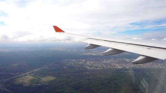从飞机上俯瞰森林中的一座城市