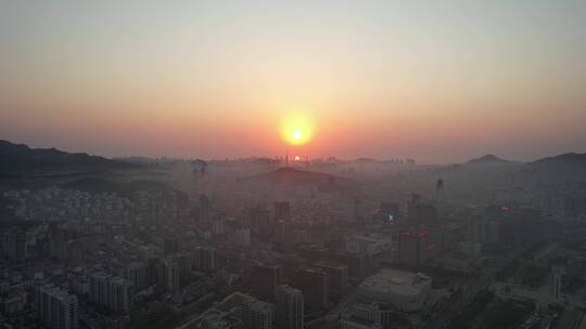 夕阳照耀下的威海城市和环翠区