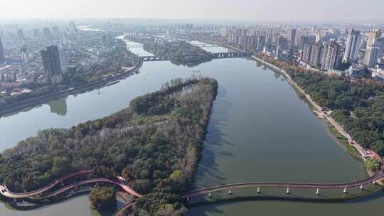 城市河流两岸林立的高楼鸟瞰金华燕尾洲公园