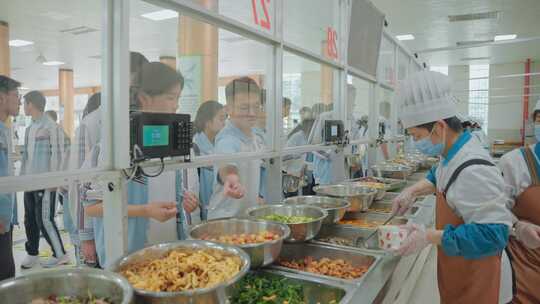 学校宣传中学食堂餐厅学生排队打饭