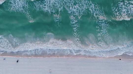 无人机航拍美丽的海浪冲击海滩