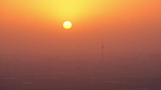 北京电视塔太阳升起