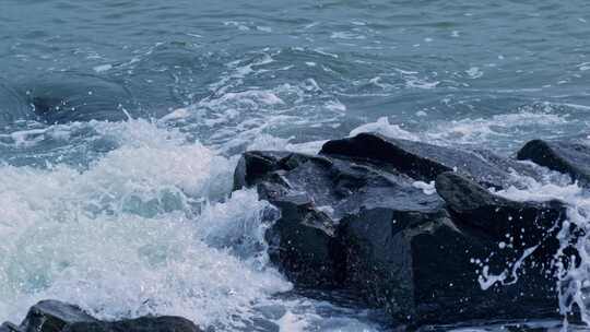 海浪海水冲刷拍打海滩礁石