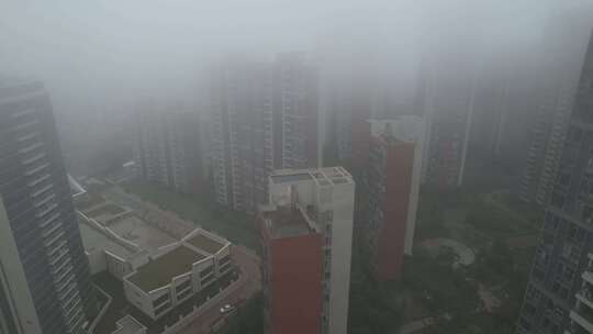 雨天云雾弥漫的住宅区航拍