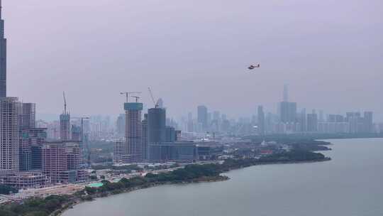 深圳湾上空的直升飞机