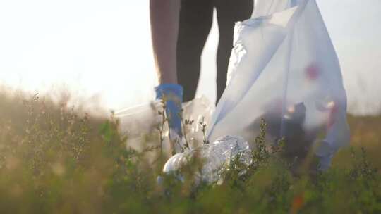 关爱自然的志愿者女孩收集塑料垃圾