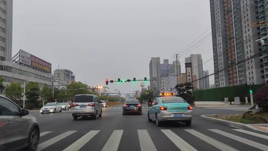 疫情城市街道交通人流马路公路