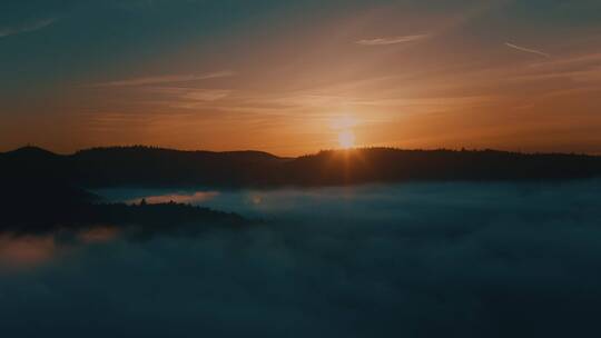 黄昏云雾缭绕的山林天际线景观