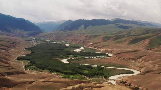 中国新疆伊犁阔克苏大峡谷河谷风景