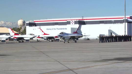 美国空军雷鸟示范中队为航展做准备