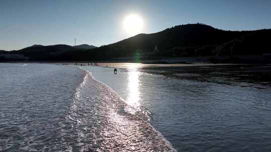 海岛赶海 大海 逆光 海浪拍打海滩