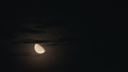 月亮穿越云层，中秋节素材