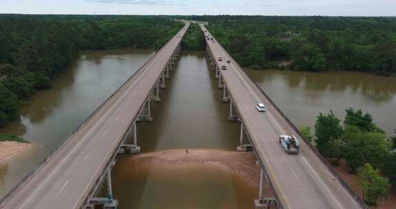 德克萨斯州休斯顿圣哈辛托河大桥上行驶的汽车天线