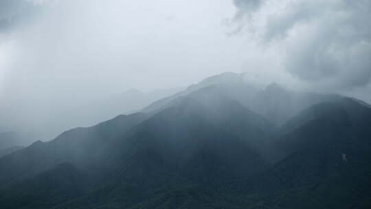【6K】下雨中的大山