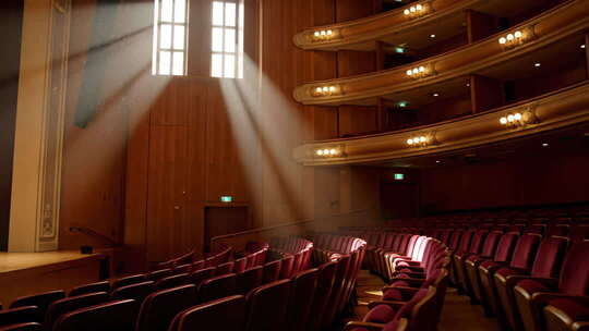 剧院内空荡的红色座椅场景