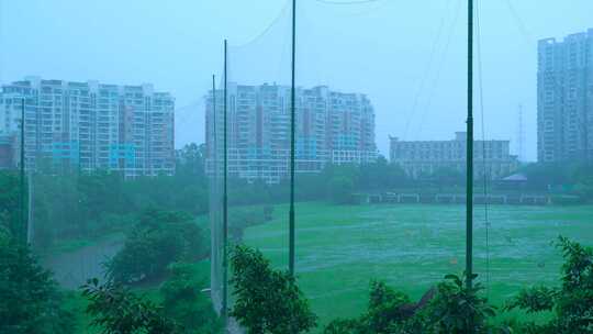 高尔夫球场绿色树林暴风雨天气雷电闪电