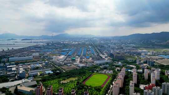 工业区鸟瞰全景，烟囱冒烟景象