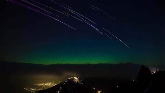 夜空星轨下的山峦城市夜景