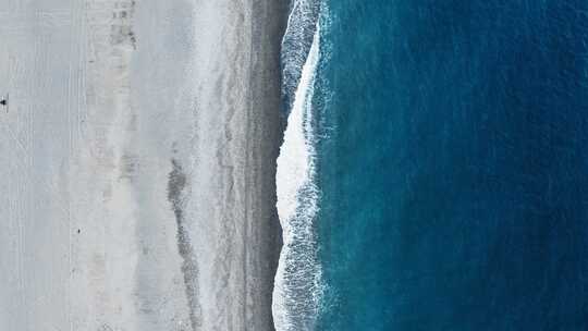 海滩和大海的垂直