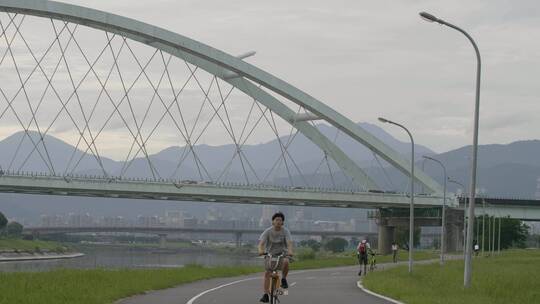 台北的一座现代大桥