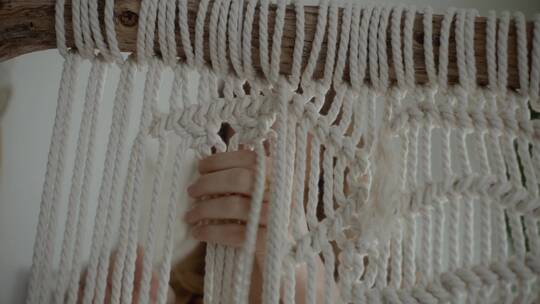 做手工编织的女人