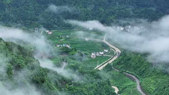 航拍雨后山村云雾 4k 超清素材