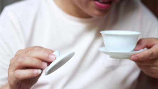 4K升格实拍喝中式盖碗茶的女性特写