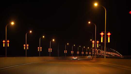 夜晚开车行驶在城市道路