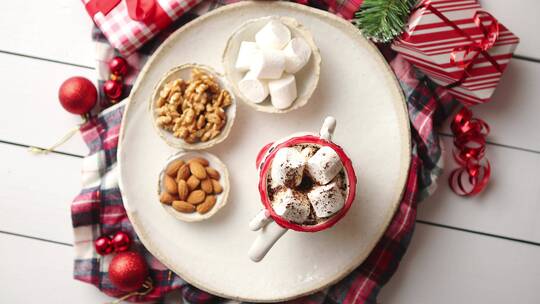自制圣诞热巧克力和可可配棉花糖