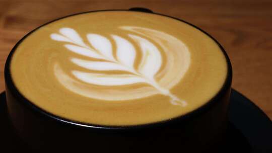 郁金香图案拉花的咖啡，咖啡的拉花艺术视频素材模板下载