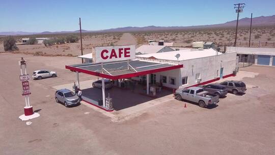 孤独的沙漠加油站和酒店汽车旅馆咖啡馆