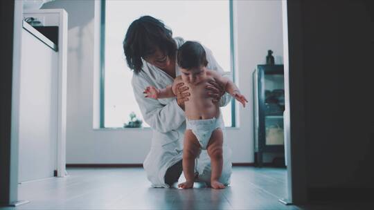 母亲鼓励婴儿学习走路