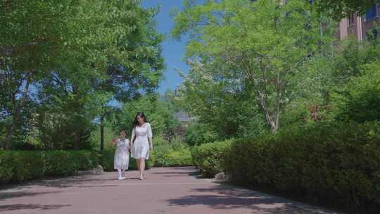 温馨母女 年轻妈妈亲子活动 吹