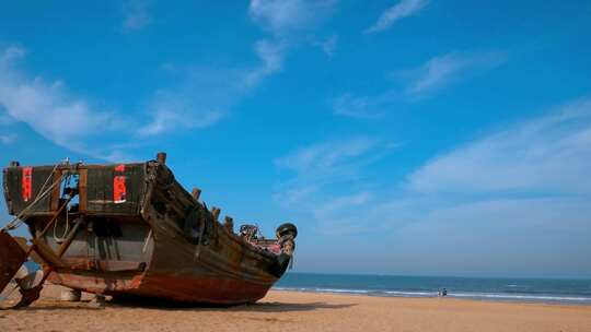蓝天碧海海边的木船渔船