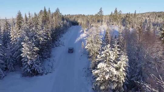 雪地上的公路旅行