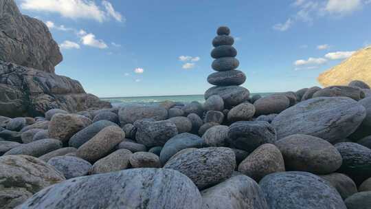 威海市环翠区靖子头鹅卵石海滩玛尼堆风光