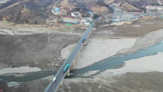 航拍 马路 行驶 驾驶 汽车 风景 道路 河流