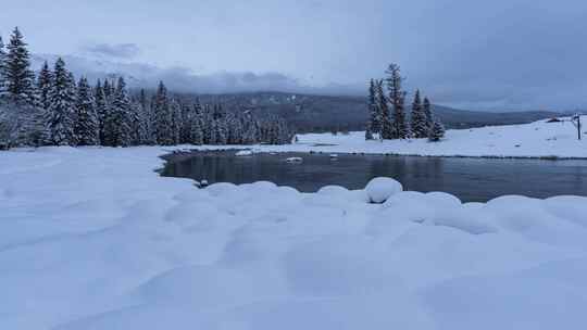 新疆喀纳斯河阴天雪景延时