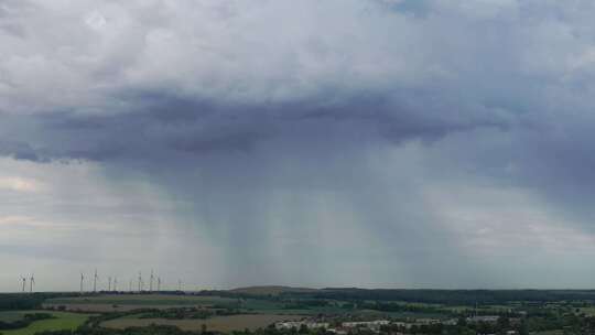 田野上空乌云降雨景观