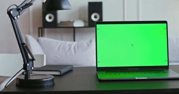 书桌，笔记本电脑，绿屏，灯