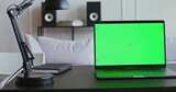 书桌，笔记本电脑，绿屏，灯高清在线视频素材下载