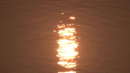 朝阳夕阳在水面荡漾中的倒影