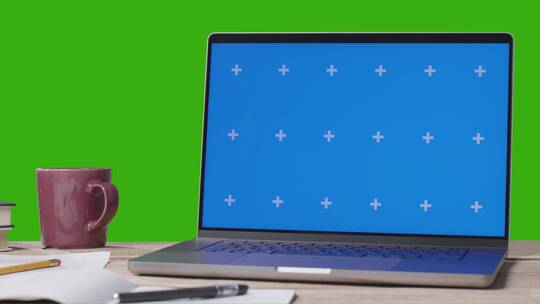 绿屏前的蓝屏笔记本电脑
