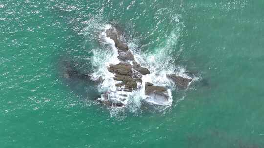 海中礁石航拍海水冲刷礁石潮水海浪拍打岩石