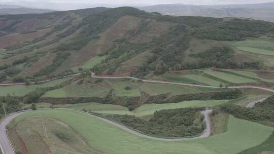 青海平安洪水泉田地山峰树木航拍视频