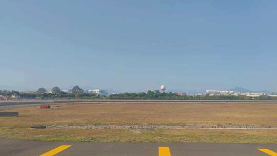福建厦门高崎国际机场跑道上滑行的飞机航班
