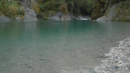 雨滴落在平静的湖面视频素材模板下载